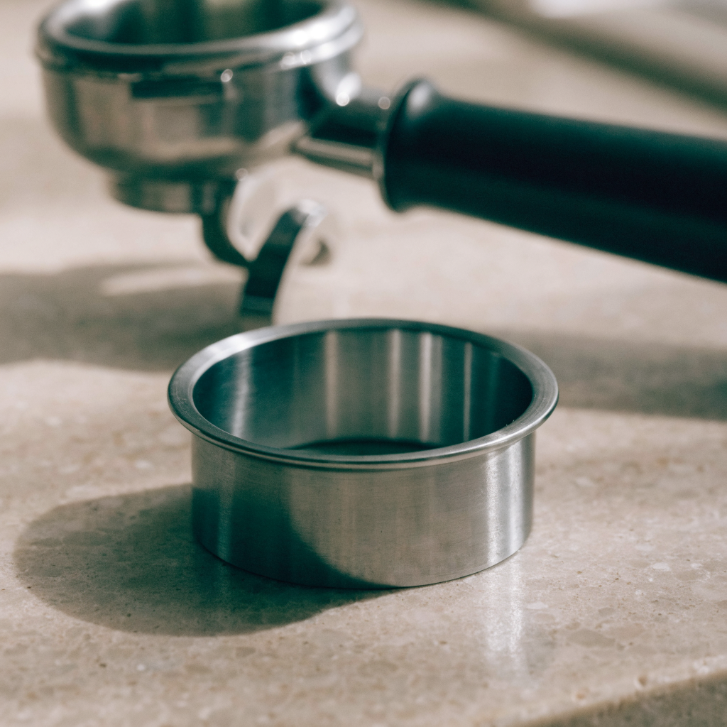 Magnetic espresso dosing funnel